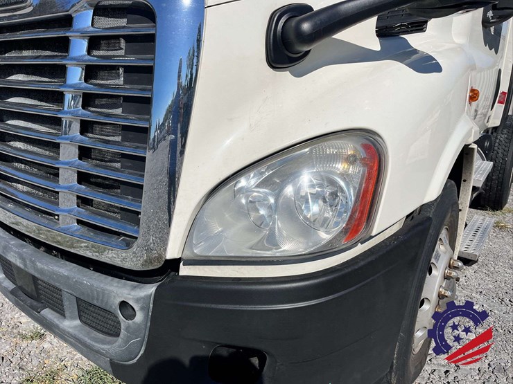 2017-freightliner-cascadia-t/a-truck-tractor-image-12