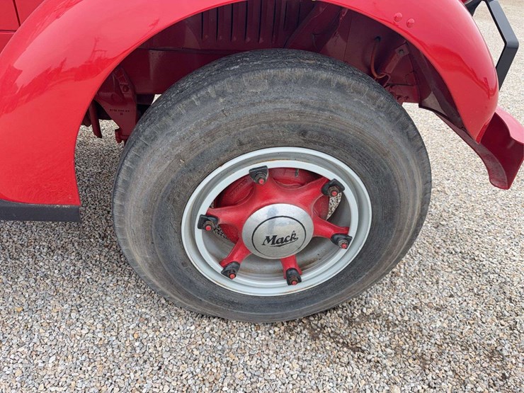 1951-mack-a30-image-25