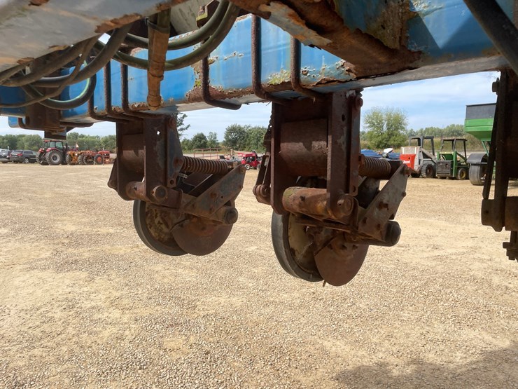 #1275-•-kinze-12'-corn-planter-image-19
