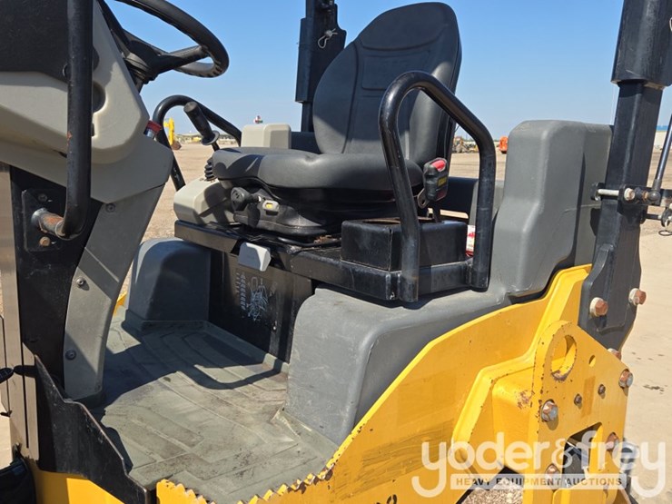 2021-caterpillar-cb34b-image-43