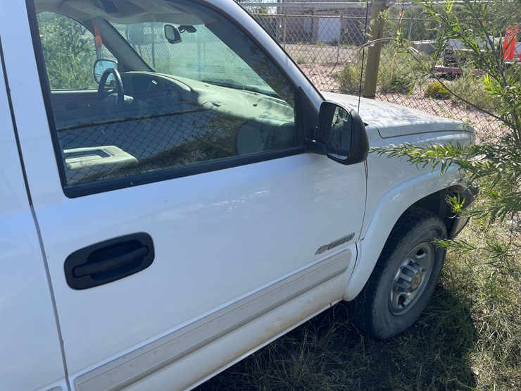 2004-chevrolet-silverado-2500-image-3