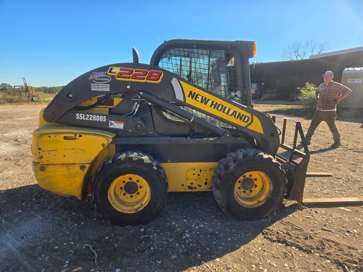 new-holland-l228-image-12
