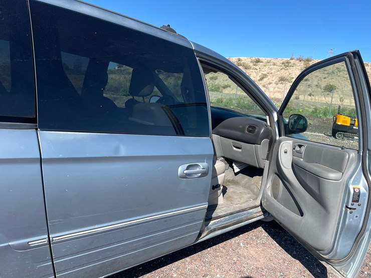 2005-chrysler-town-&-country-image-82