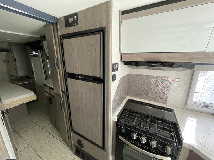 #2824-•-2022-lance-travel-trailer,-(has-new-mexico-title)-image-47