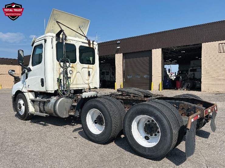 2019-freightliner-cascadia-126-image-2