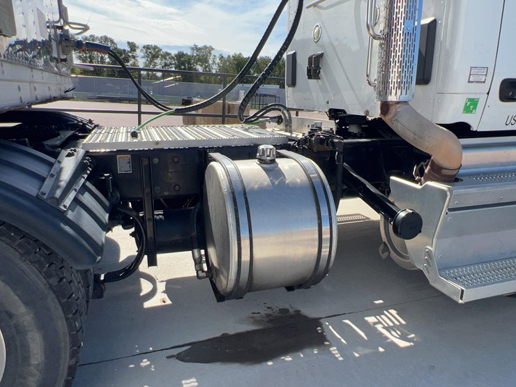 2018-peterbilt-579-image-42