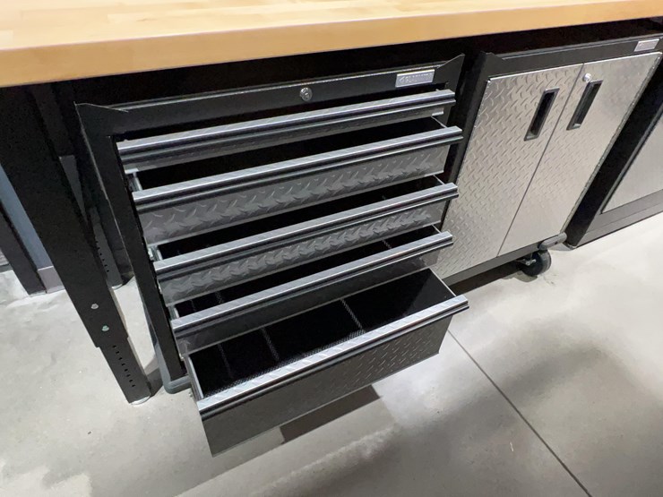 gladiator-cabinets,-tool-chest,-and-workbench-image-7