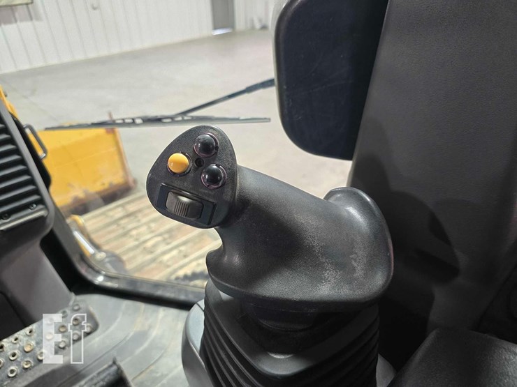 2022-caterpillar-d1-image-19