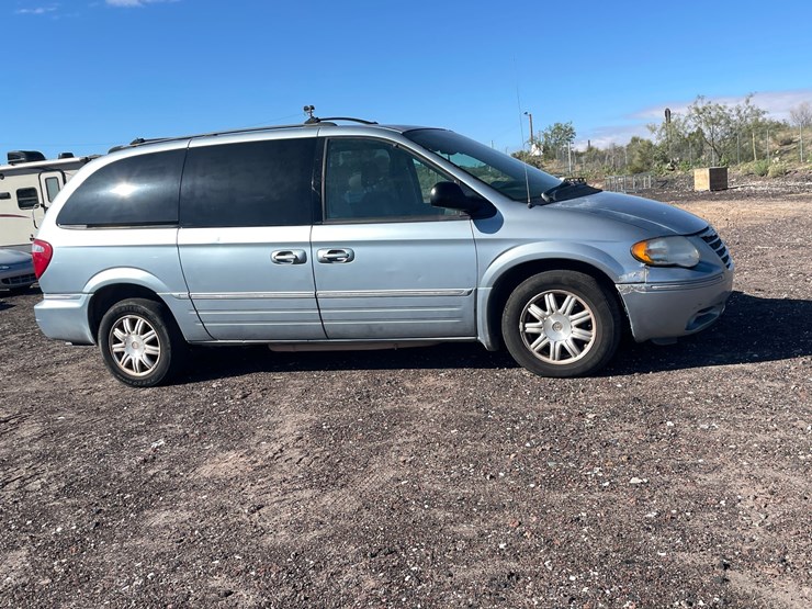 2005-chrysler-town-&-country-image-4