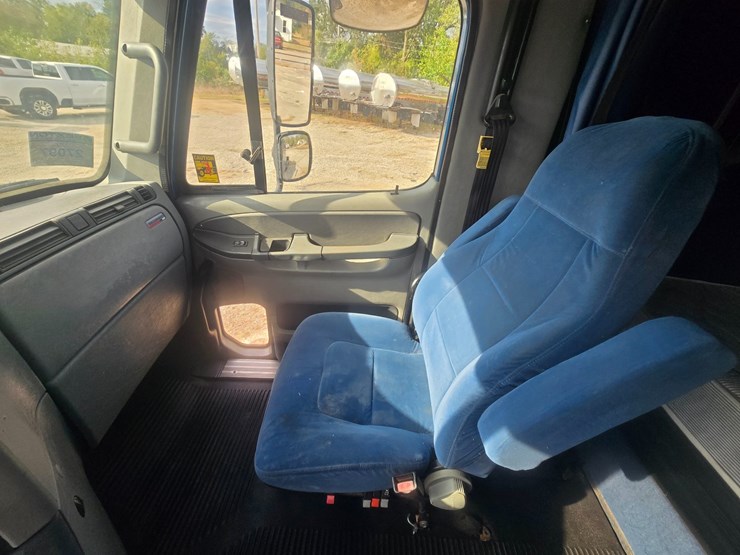 2006-freightliner-columbia-120-image-51