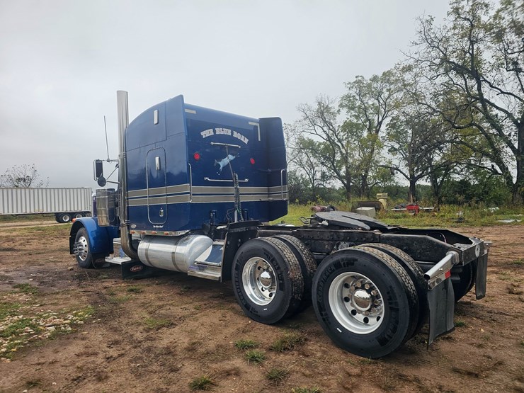 2001-peterbilt-379-image-11