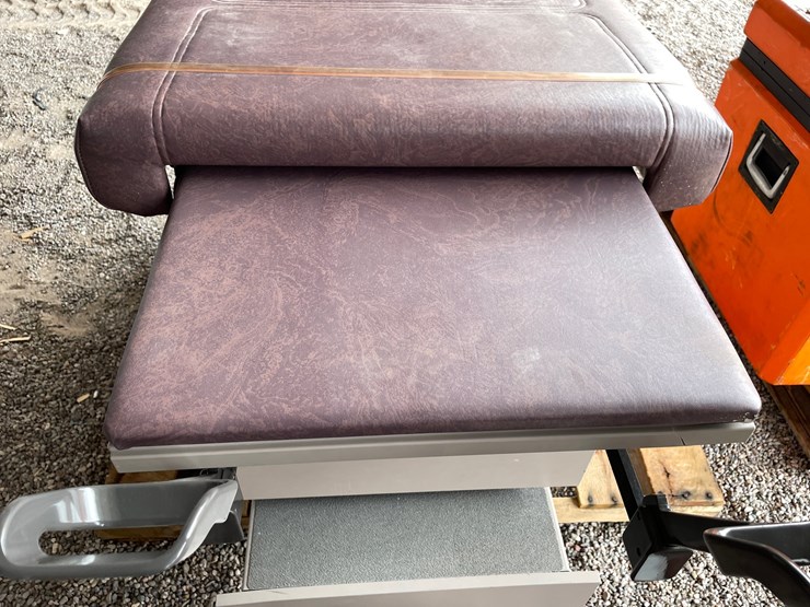 #4683-•-ritter-exam-table-image-11