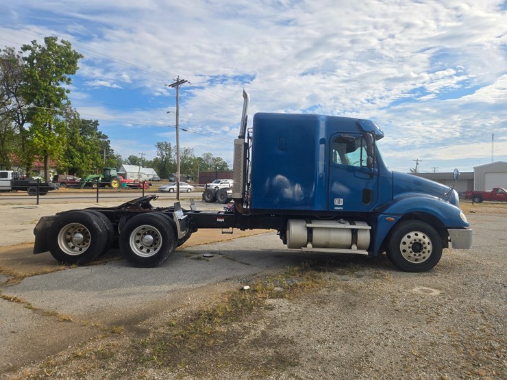 2006-freightliner-columbia-120-image-17