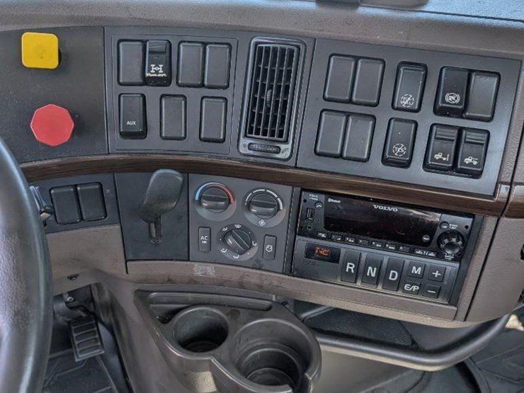 2018-volvo-10-image-23