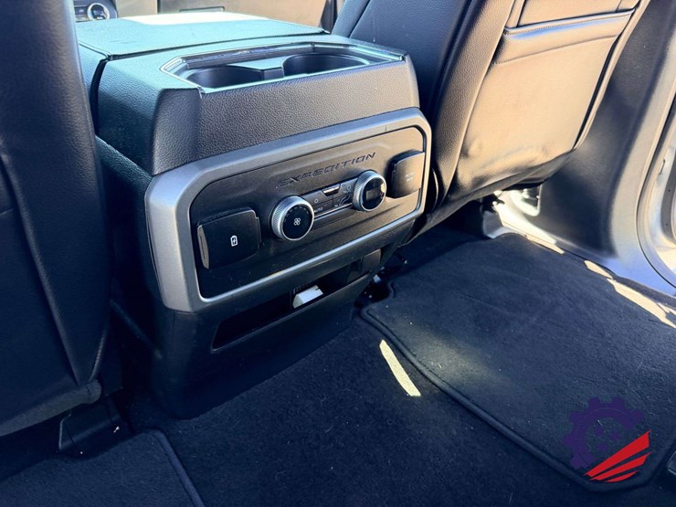 2021-ford-expedition-xlt-image-43