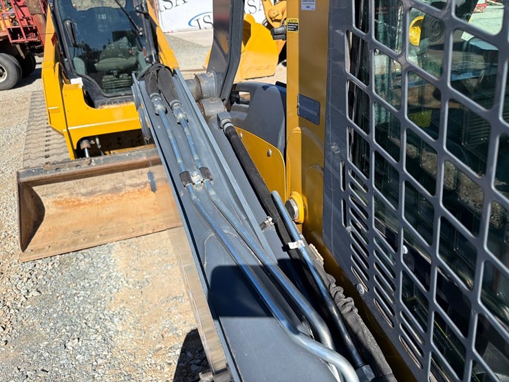 2018-deere-323e-image-38