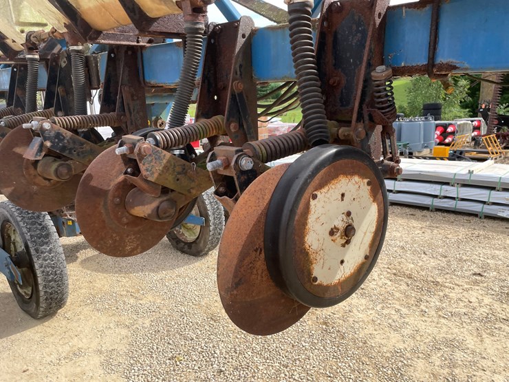 #1275-•-kinze-12'-corn-planter-image-21