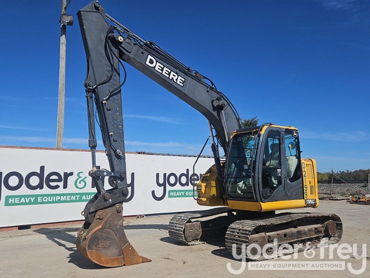 2015-deere-135g-image-1