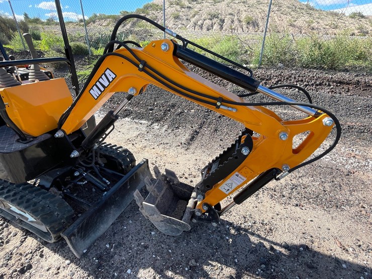 #3062-•-mini-excavator-image-24