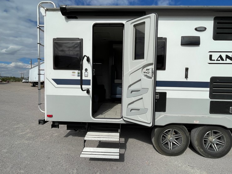 #2824-•-2022-lance-travel-trailer,-(has-new-mexico-title)-image-12