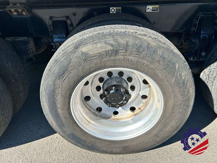 2020-peterbilt-567-image-19