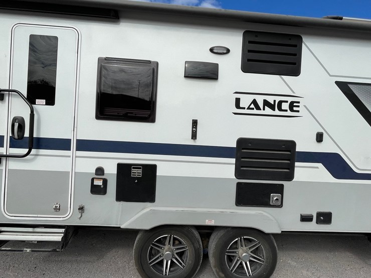 #2824-•-2022-lance-travel-trailer,-(has-new-mexico-title)-image-91
