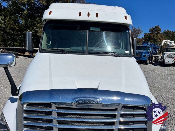 2018-freightliner-cascadia-t/a-truck-tractor-image-28