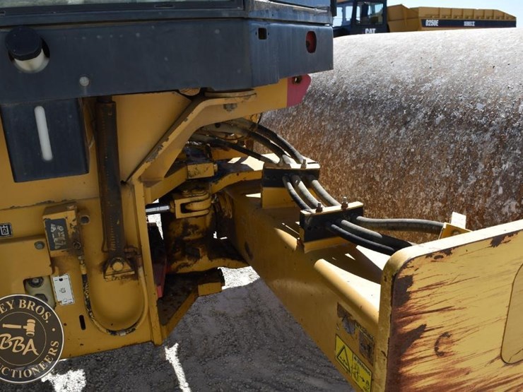 2009-caterpillar-cs56-image-27