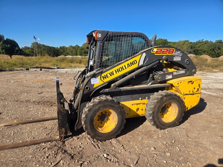 new-holland-l228-image-4