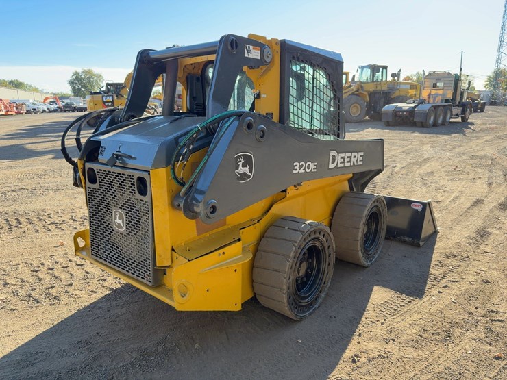2014-deere-320e-image-5