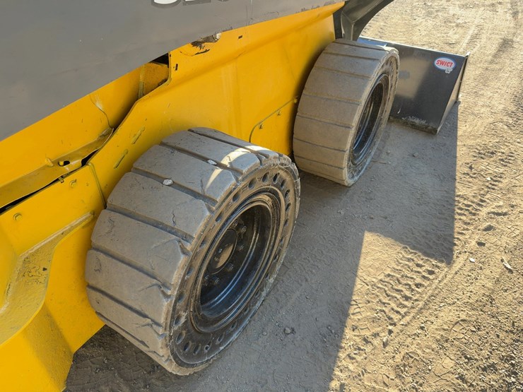 2014-deere-320e-image-12