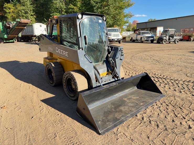 2014-deere-320e-image-7