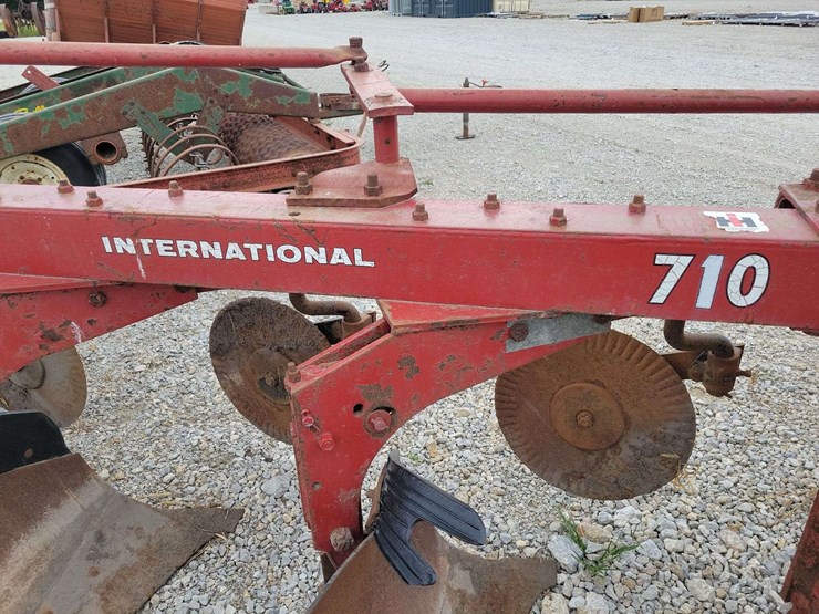 international-710-image-7