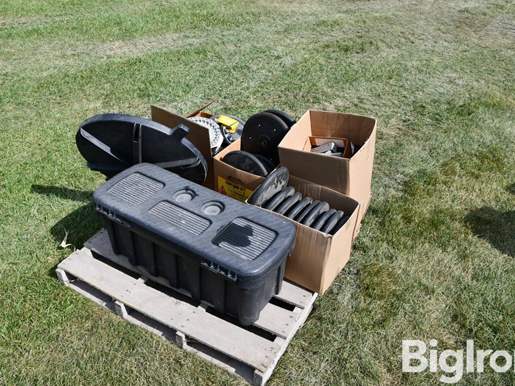 pallet-of-planter-parts-image-5