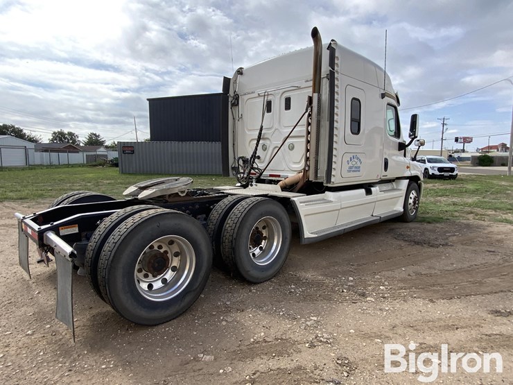 2010-freightliner-cascadia-125-image-5