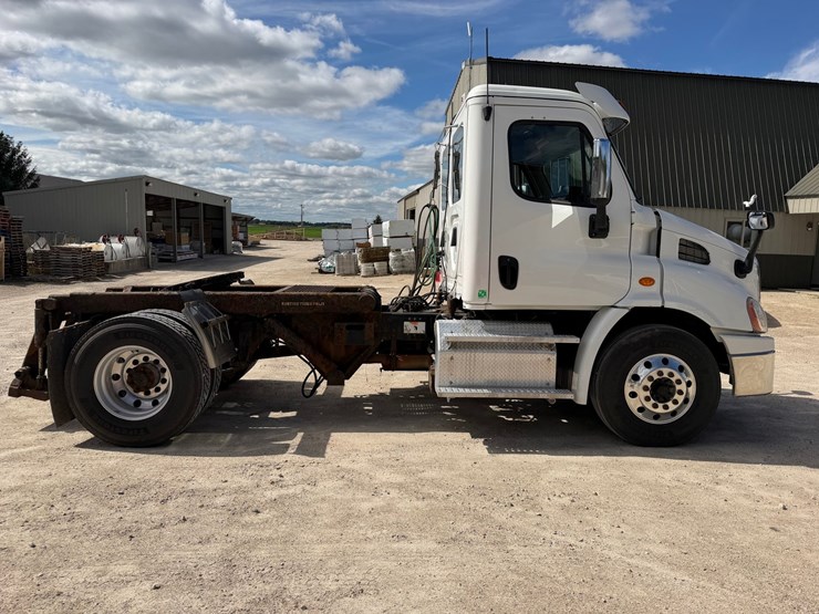 #1608-•-2019-freightliner-cascadia-single-axle-day-cab-image-6