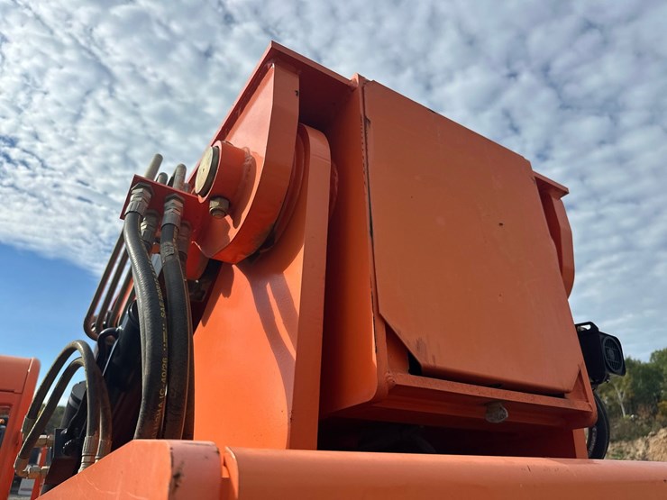2019-jlg-8042-image-25