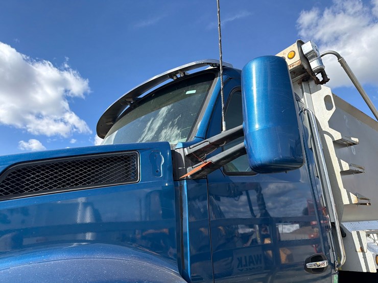 2016-kenworth-t880-image-12