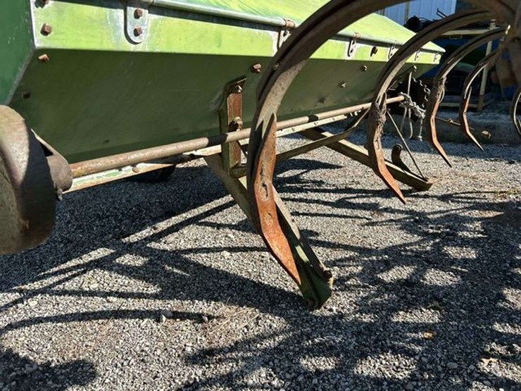 john-deere-no.-9-fertilizer-attachment-image-4