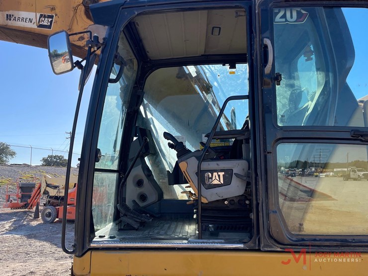 2021-caterpillar-320-image-16