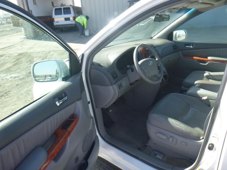 2009-toyota-sienna-image-5