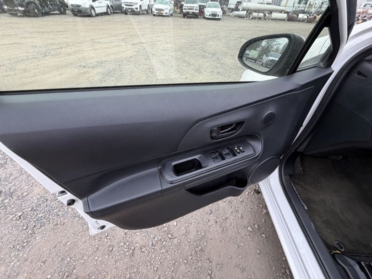 2015-toyota-prius-c-hybrid-hatchback-image-24
