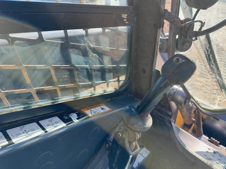 2014-deere-320e-image-17