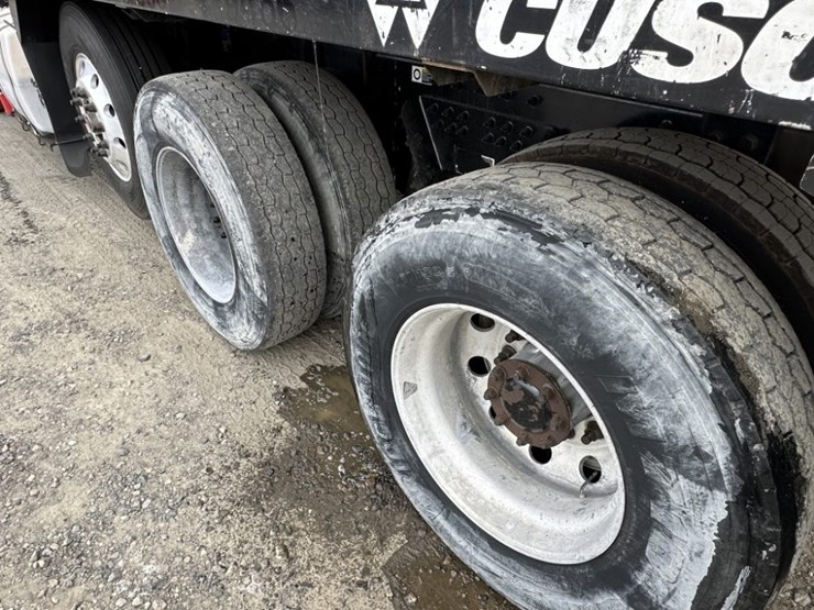 2011-peterbilt-365-image-13