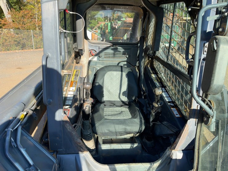 2014-deere-320e-image-16