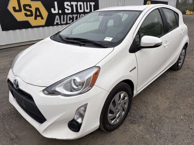 2015-toyota-prius-c-hybrid-hatchback-image-1