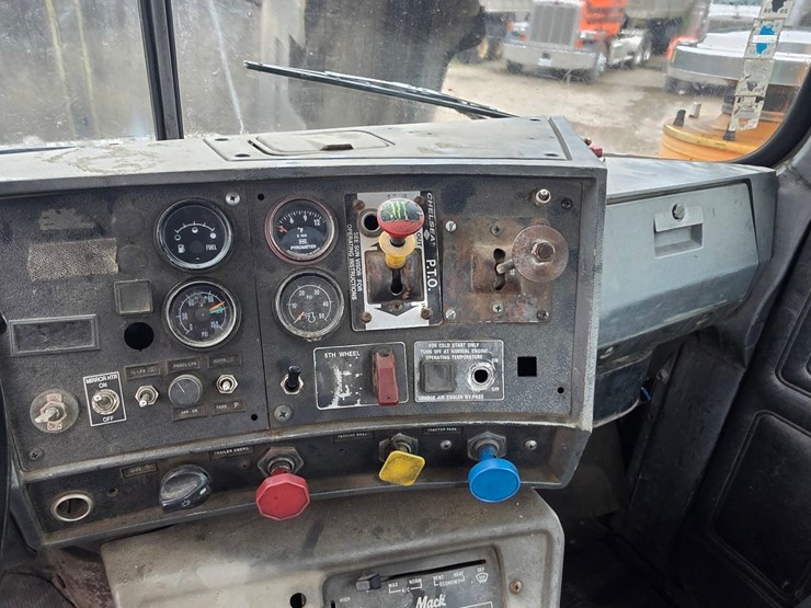 1994-mack-rd688s-image-26