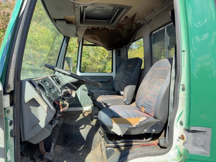 1988-ford-7000-image-17