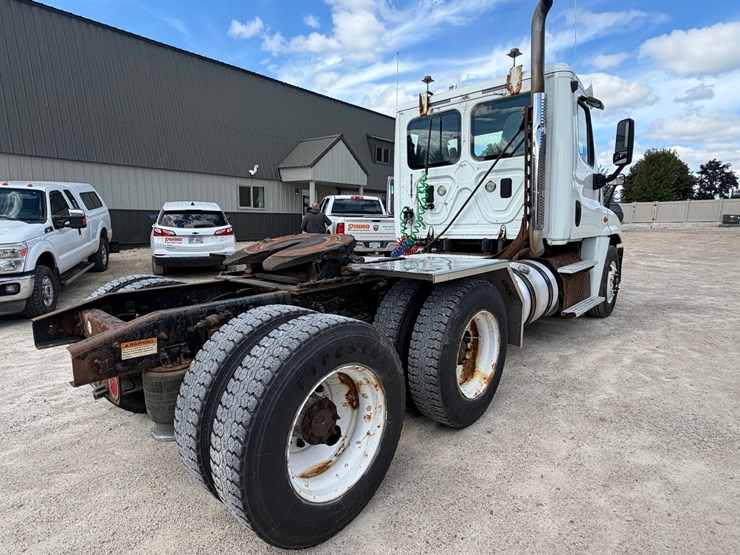 #1607-•-2015-freightliner-cascadia-day-cab-truck-tractor-image-5