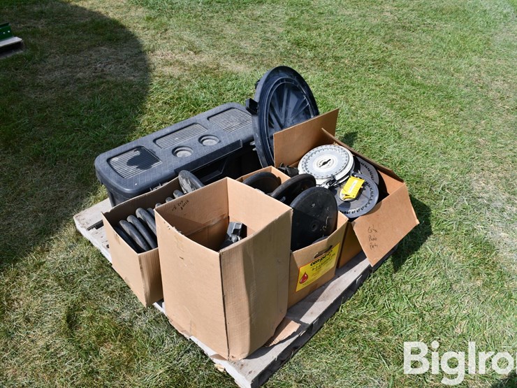 pallet-of-planter-parts-image-3